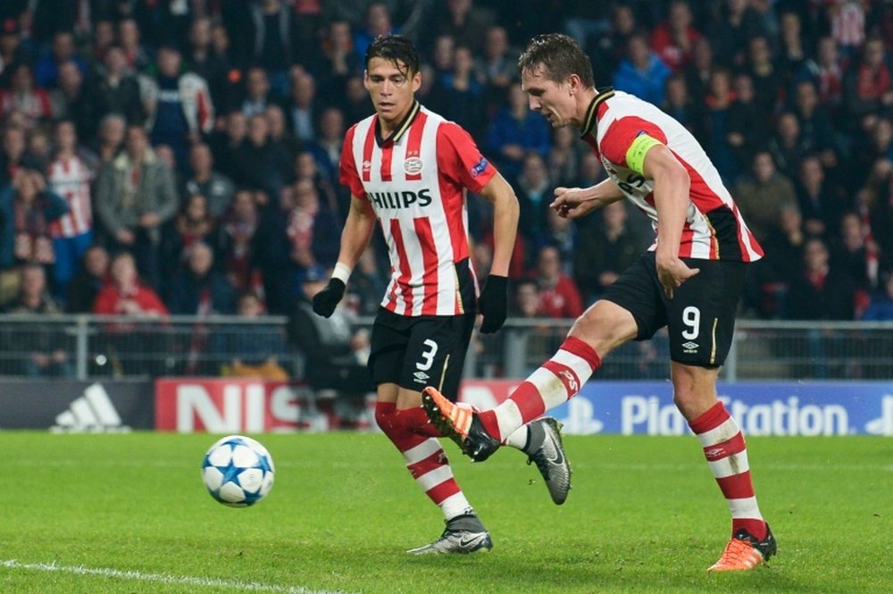 PSV Eindhovens Luuk De Jong (R) scores during their UEFA Champions League Group B match against CSKA Moscow, at the Philips Stadion stadium in Eindhoven, in December 2015