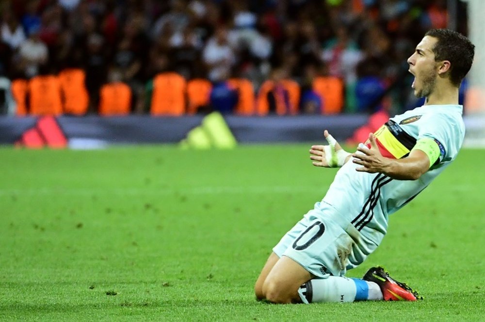 Eden Hazard se 'merendó' él solito a Hungría. AFP