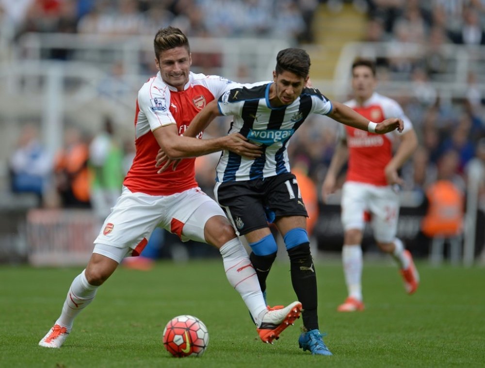 Arsenals French striker Olivier Giroud (left) vies with Newcastle Uniteds Spanish striker Ayoze Perez during their English Premier League match at St James Park in Newcastle-upon-Tyne on August 29, 2015