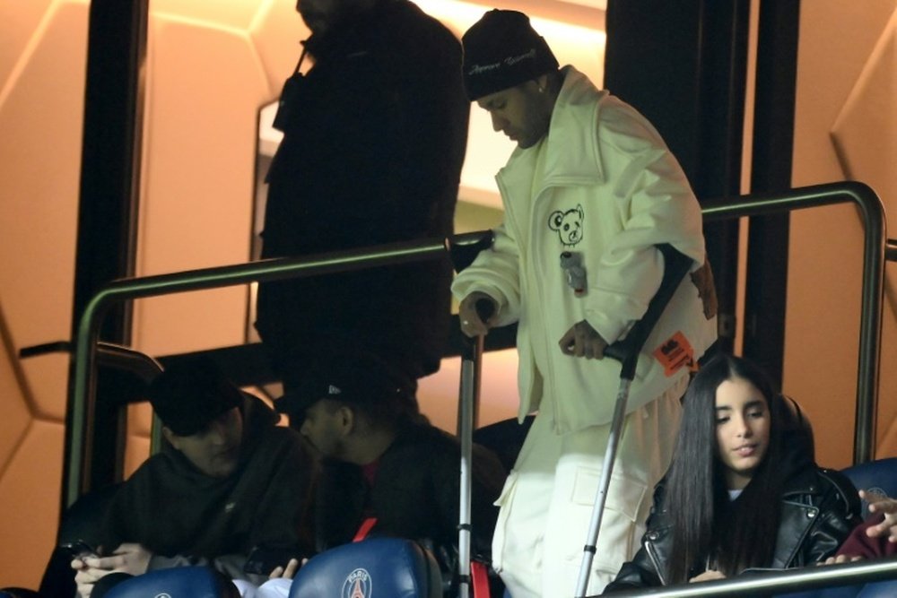 Médico do PSG evitar falar sobre retorno de Neymar. AFP
