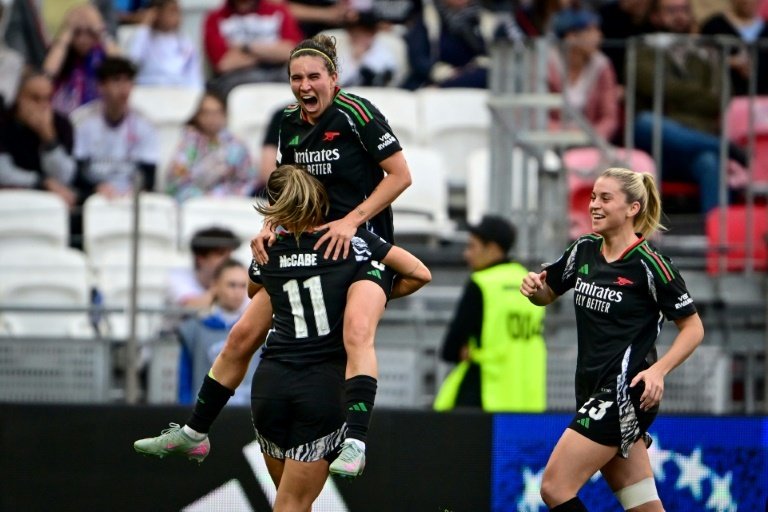 El Arsenal femenino ha logrado una hazaña histórica al clasificarse para la final de la Champions League femenina 2024-25 tras superar al Olympique de Lyon con un marcador global de 5-3. Este logro marca su regreso a una final europea por primera vez desde 2007, año en que conquistaron su único título continental.