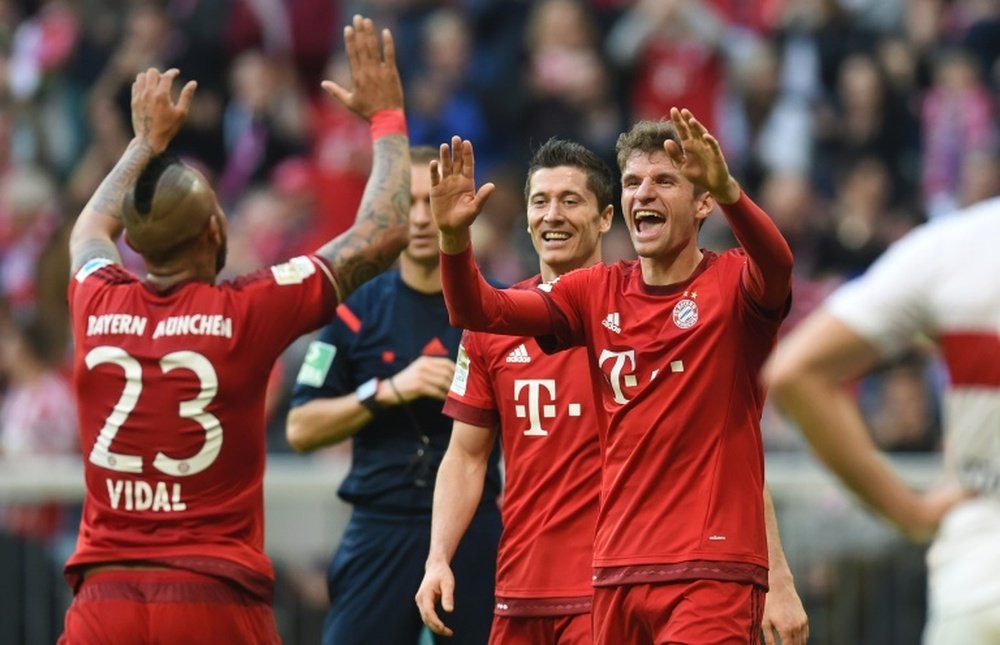 (L-R) Bayern Munichs midfielder Arturo Vidal, striker Robert Lewandowski and striker Thomas Mueller celebrate after the fourth goal during the German first division football Bundesliga match on November 7, 2015, 2015 in Munich, southern Germany