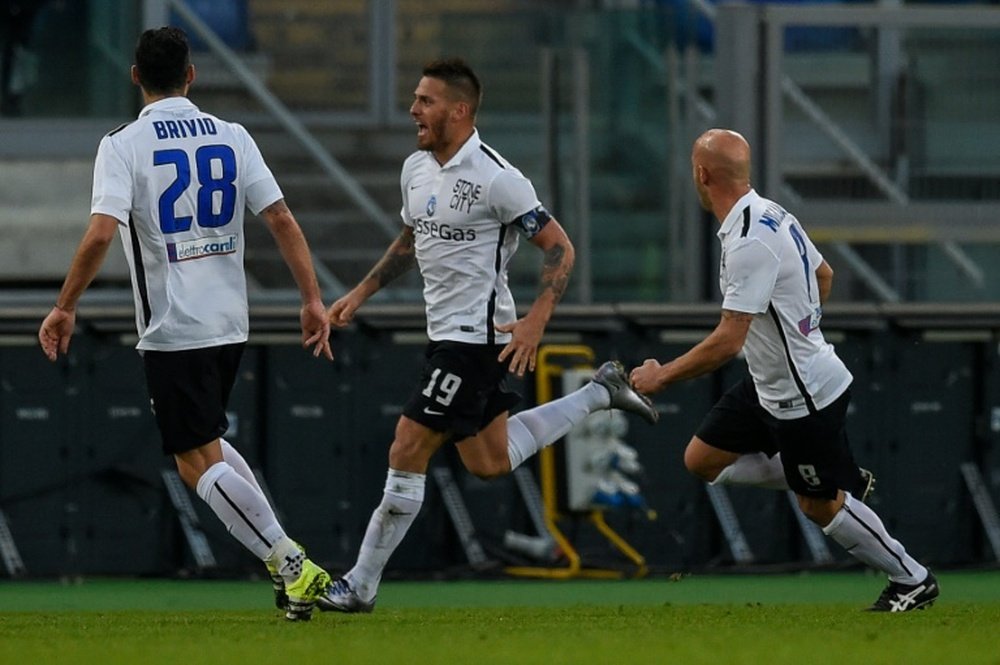 Atalantas forward from Argentina German Denis (C), seen on November 29, 2015 in Rome, finishes his Atalanta career with 56 goals and as the clubs top non-Italian goalscorer