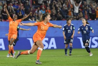 Martens penalty breaks Japan hearts as Netherlands reach World Cup quarters