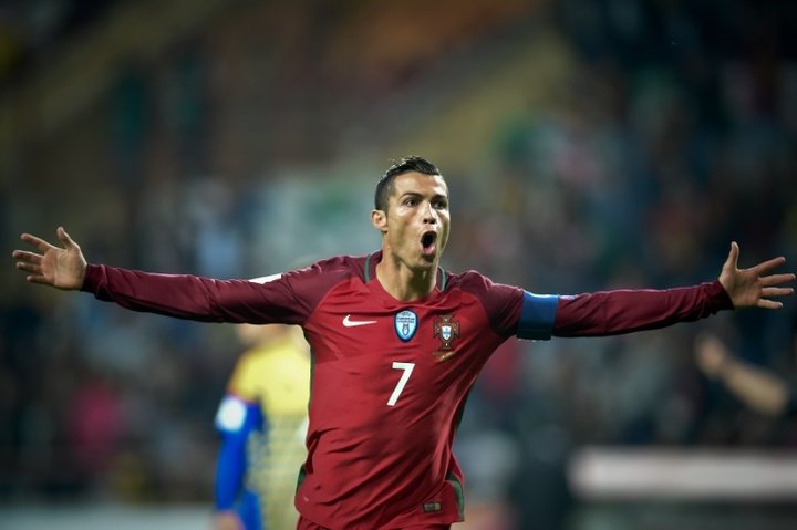 Lamento, golazo y doblete de Cristiano Ronaldo en la goleada lusa a Letonia