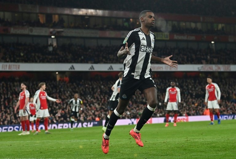 Newcastle crush Arsenal at home to put one foot in League Cup final