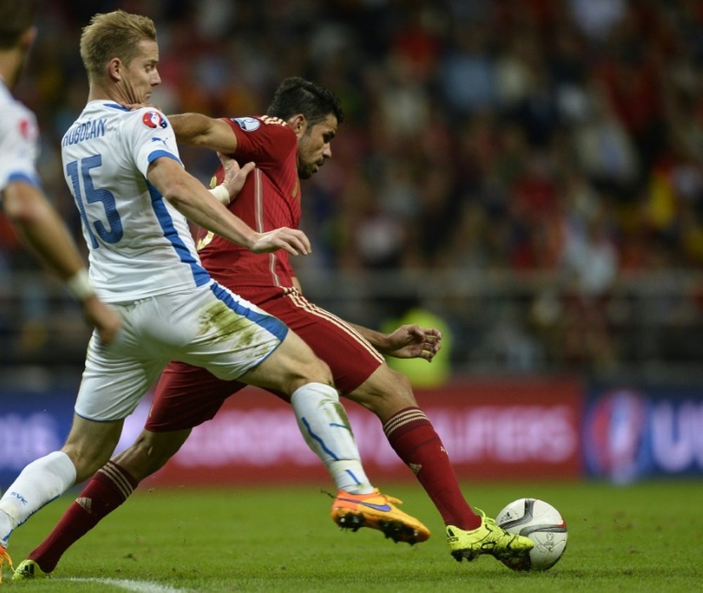 Le défenseur slovaque Tomas Hubocan à la lutte avec Diego Costa pendant l'Euro.