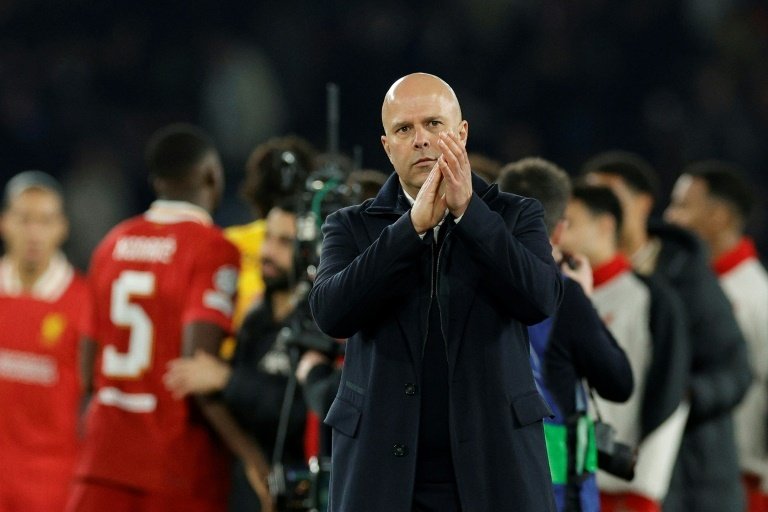 Ex-Liverpool star urges Slot to bolster squad with key summer signings