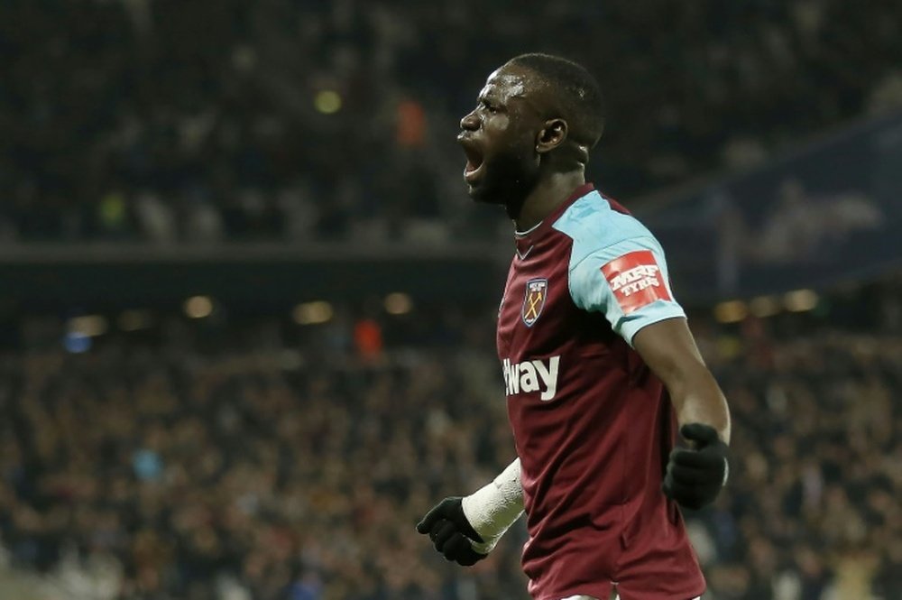 Cheikhou Kouyate podría cambiar de barrio en Londres. AFP/Archivo