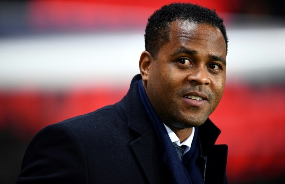 Kluivert se moja por los fichajes 'culés'. AFP