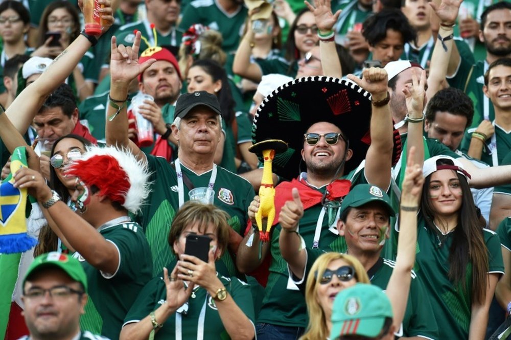 Los aficionados mexicanos arrojaron objetos durante el partido ante Suecia. AFP