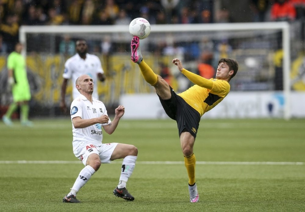 Odd BKs Jone Samuelsen (L) fights for the ball with Elfsborgs Arber Zeneli during the UEFA Europa League third qualifying round first leg match in Boras, Sweden, on July 30, 2015