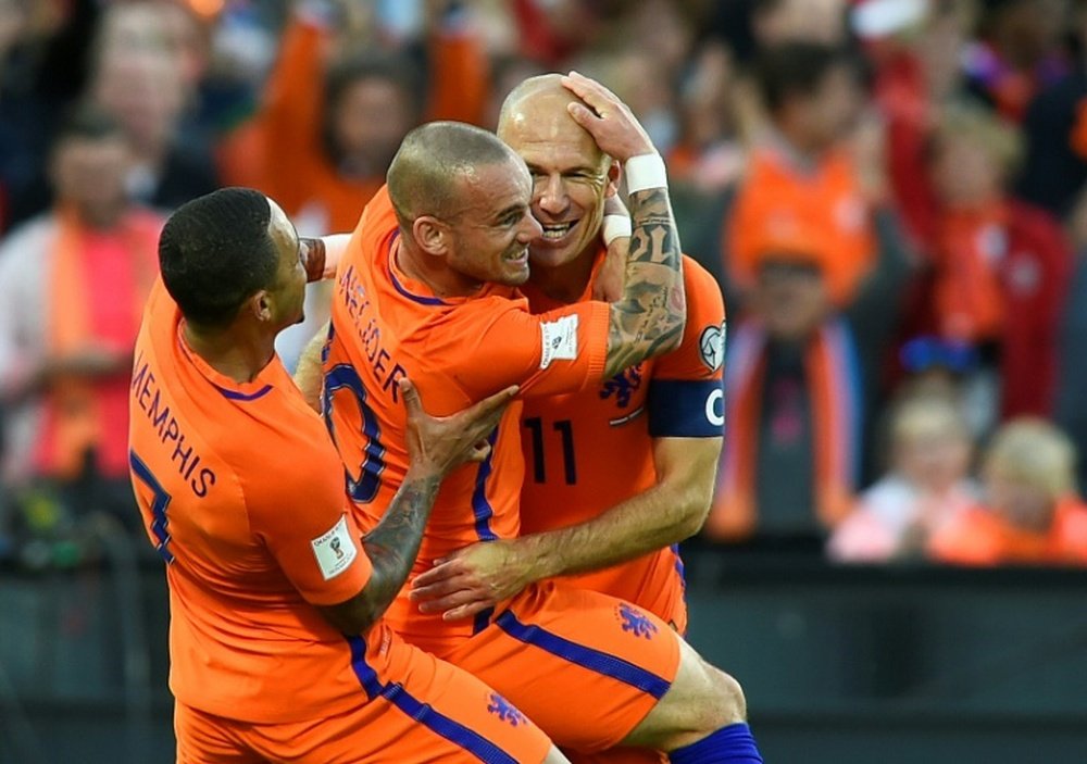 Wesley Sneijder sigue sin encontrar club. AFP