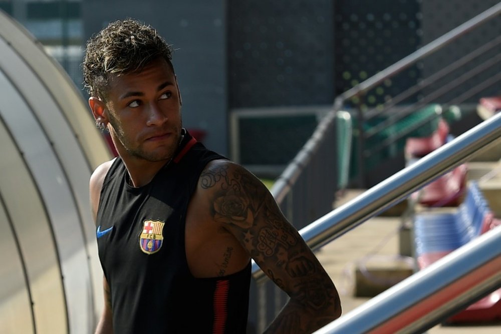Neymar saltó sólo y con gesto serio al terreno de juego. AFP