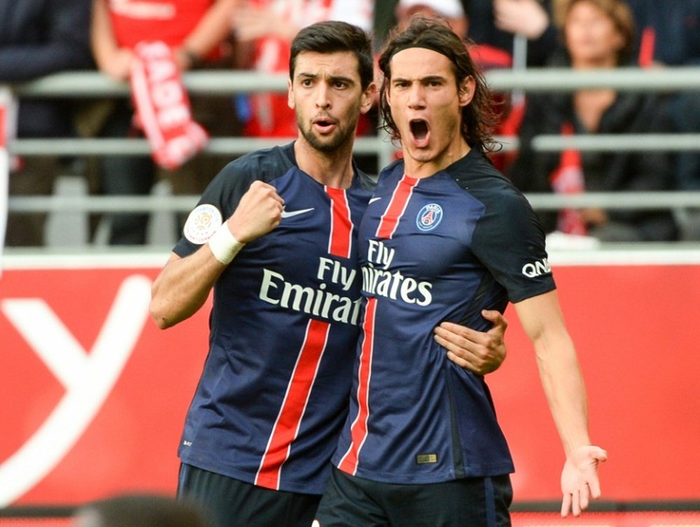 Paris Saint-Germains forward Edinson Cavani (R) is congratulated by his teammate on scoring during a French Ligue 1 football match against Reims on September 19, 2015 at the Auguste Delaune stadium in Reims