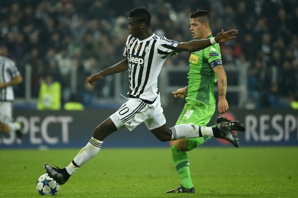 Juventus midfielder Paul Pogba (L) and Borussia Moenchengladbach defender Julian Korb during their Champions League match on October 21, 2015 at Juventus stadium