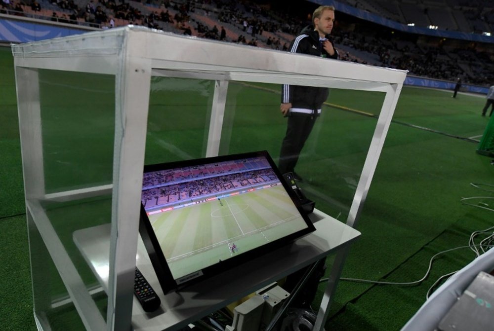 El VAR llega a la Champions. AFP