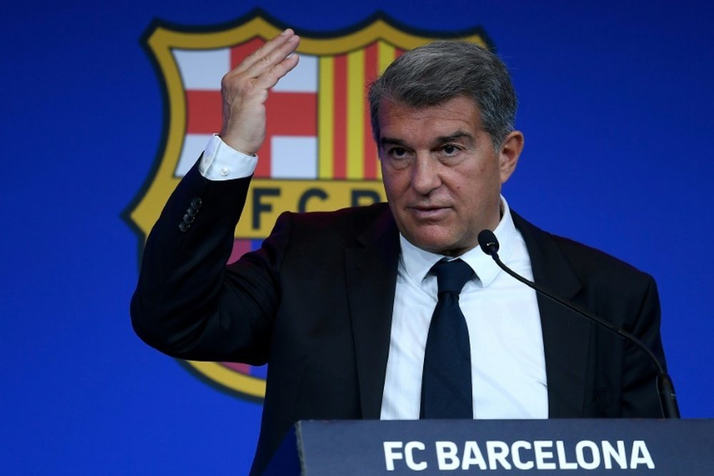 Laporta prepara una criba en La Masia. AFP/Archivo