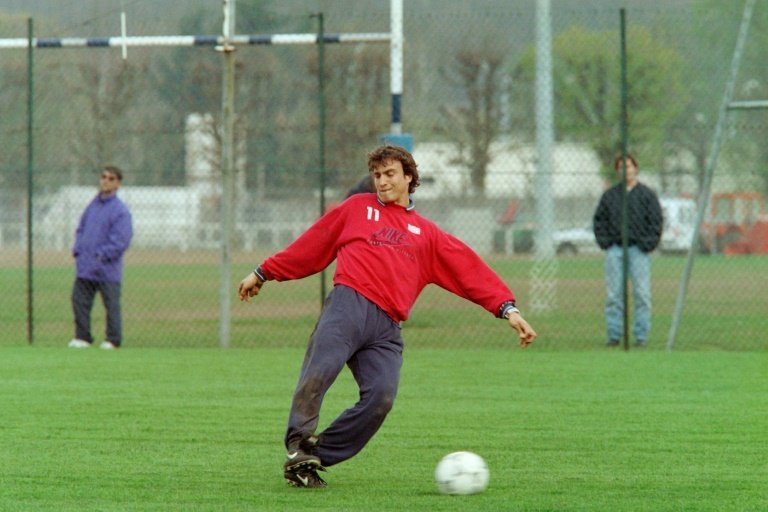 Photo taken on March 28, 1994 shows PSGs David Ginola during a training on the eve of The UEFA Cup Winners Cup in Saint-Germain-en-Laye