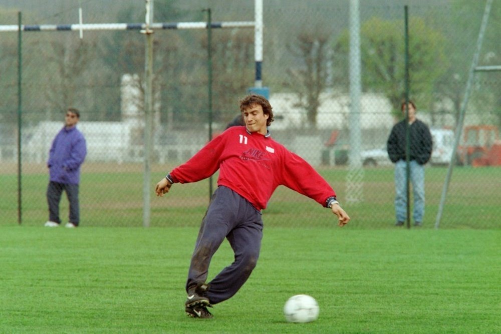 Photo taken on March 28, 1994 shows PSGs David Ginola during a training on the eve of The UEFA Cup Winners Cup in Saint-Germain-en-Laye