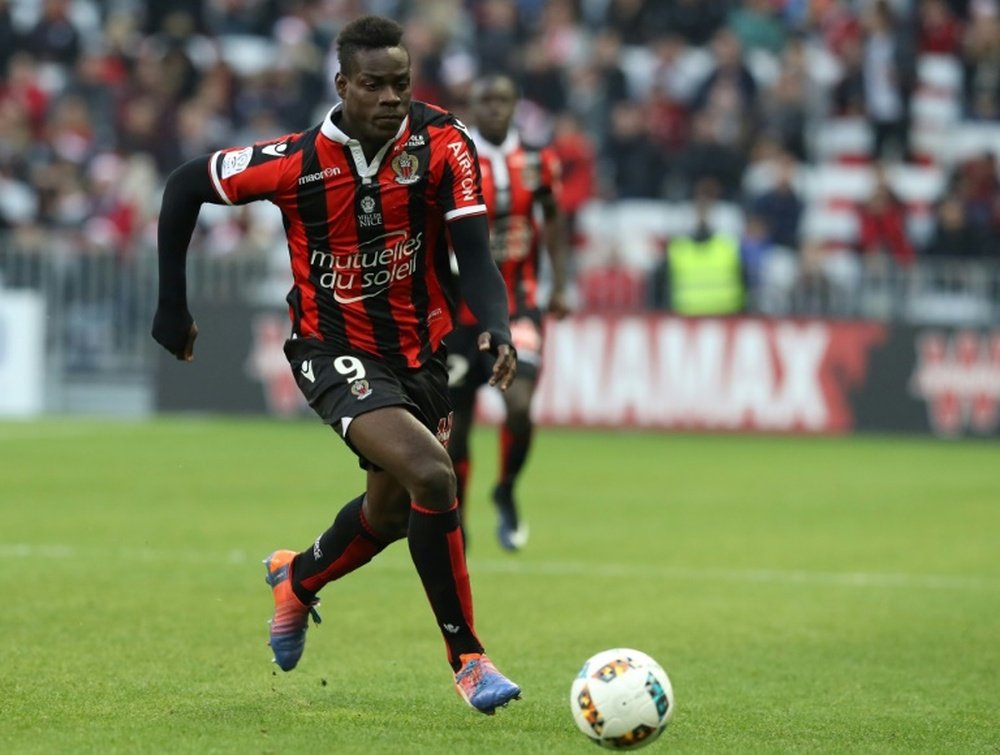 Nices Italian forward Mario Balotelli runs with the ball during the French L1 football match Nice (OGCN) vs Dijon (DFCO) on December 18, 2016 at the Allianz Riviera stadium in Nice, southeastern France