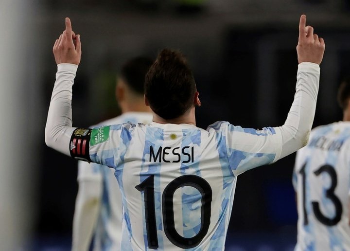 La rodilla de Messi vuelve a dar problemas