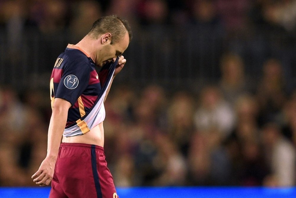Barcelonas midfielder Andres Iniesta leaves the field after being injured during the UEFA Champions League football match FC Barcelona vs Bayer Leverkusen at the Camp Nou stadium in Barcelona on September 29, 2015