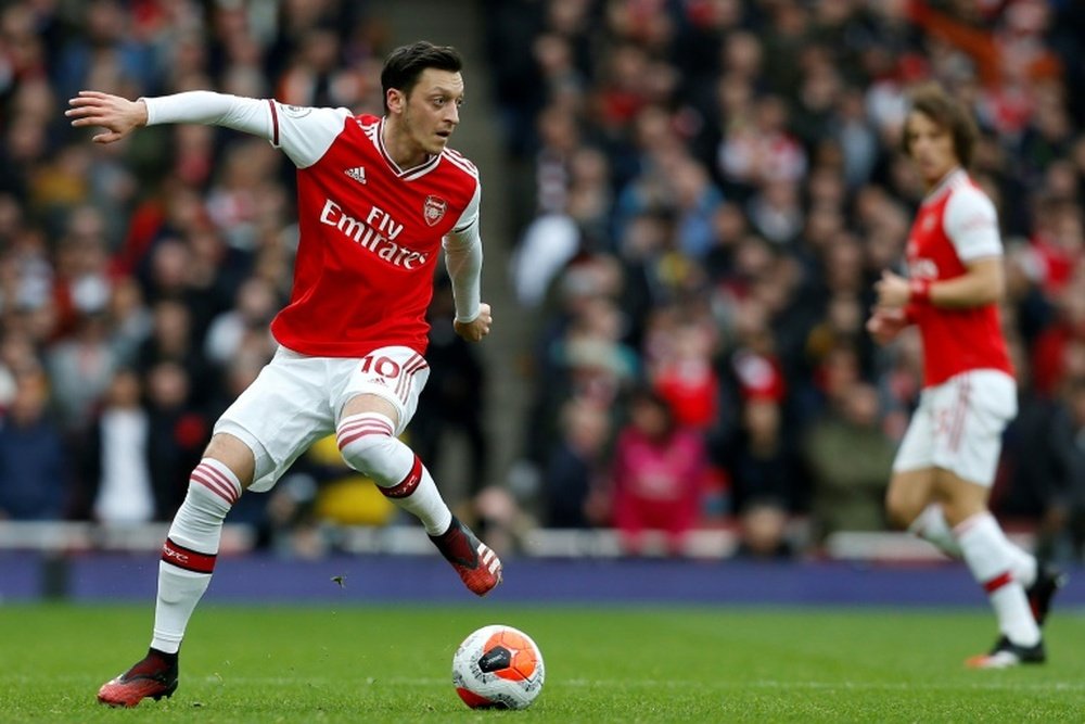 O Arsenal mantém Özil afastado dos campos. AFP