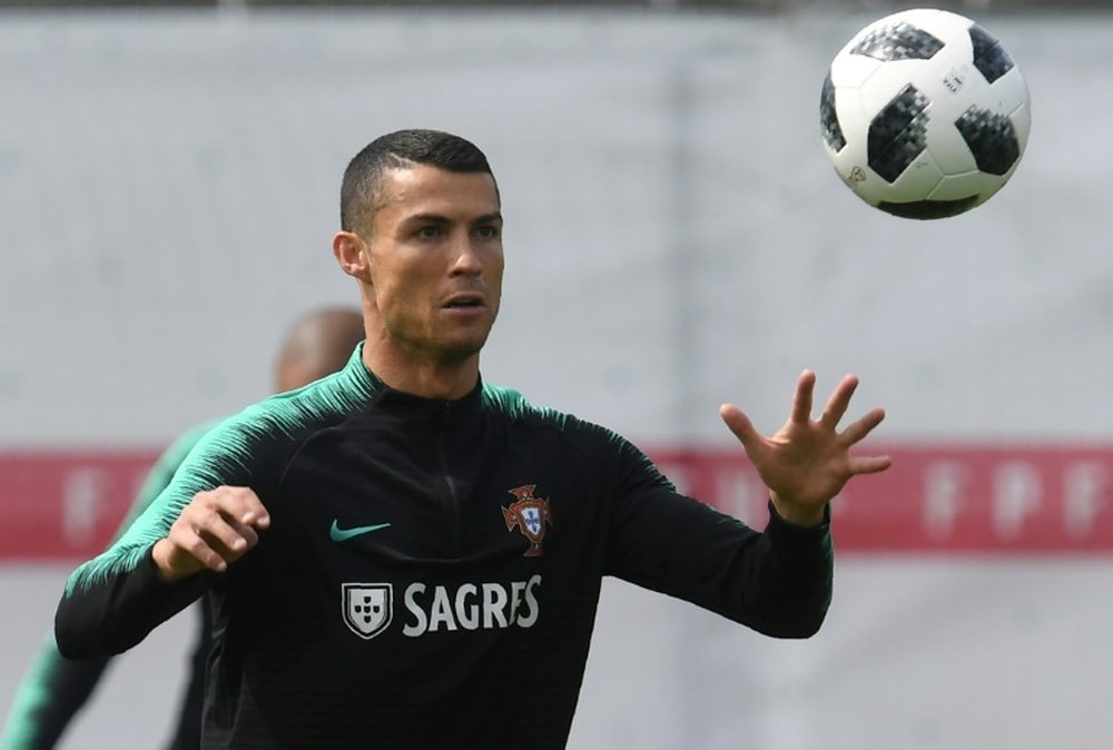 Ronaldo va saluer un journaliste. AFP
