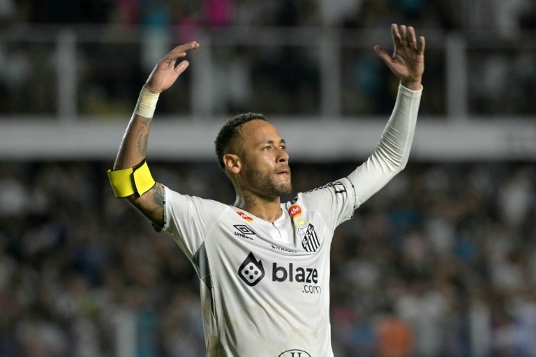 Condenado a 17 años por robar un balón firmado por Neymar. AFP