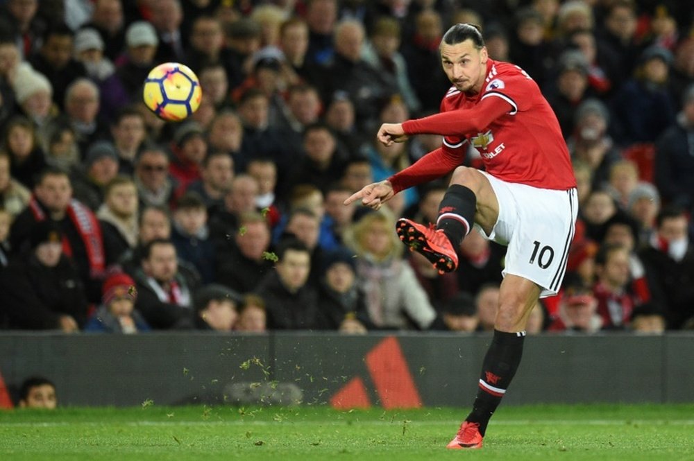 Marcos Rojo se rindió a los pies de Ibrahimovic. AFP