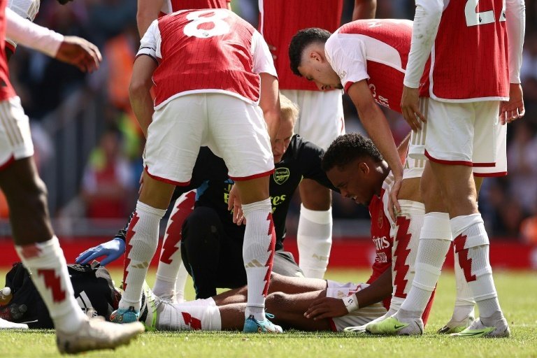 Timber (C) suffered an injury on his Premier League debut. AFP