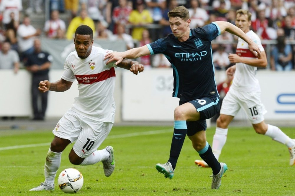 Stuttgarts midfielder Daniel Didavi (L) and Manchesters midfielder George Evans vie for the ball during the friendly football match in Stuttgart, southern Germany, on August 1, 2015