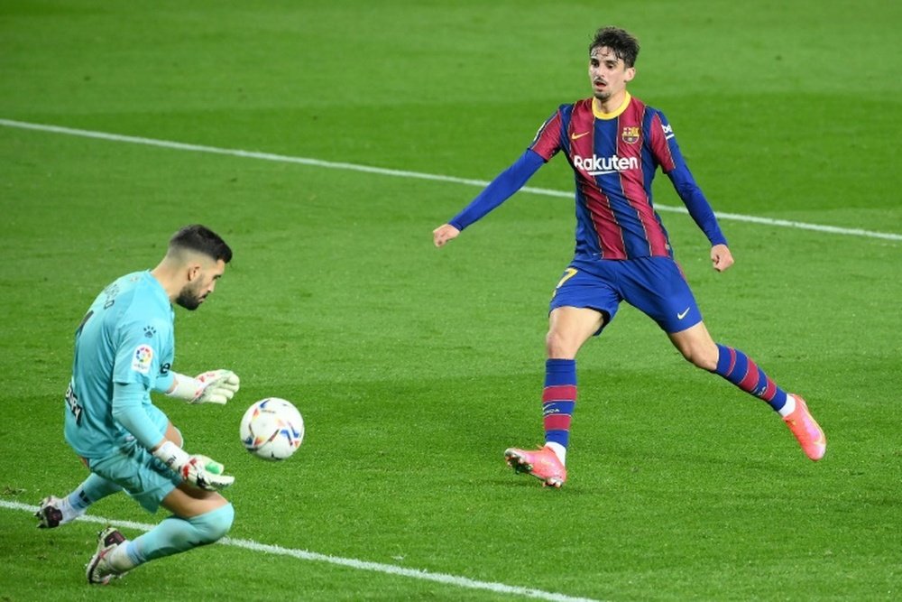 Trincao e o golero do Alaves Fernando Pacheco.AFP