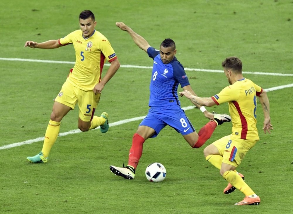 Frances Dimitri Payet (C) shoots to score past Romanias Ovidiu Hoban (L) and Mihai Pintilii during their Euro 2016 group A match