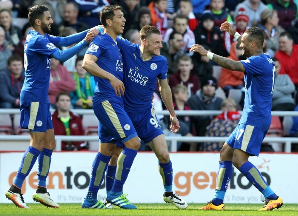 Leicester Citys Jamie Vardy (2nd R) celebrates with teammates Leonardo Ulloa (2nd L), Riyad Mahrez (L) and Danny Simpson during their Premier League match against Sunderland