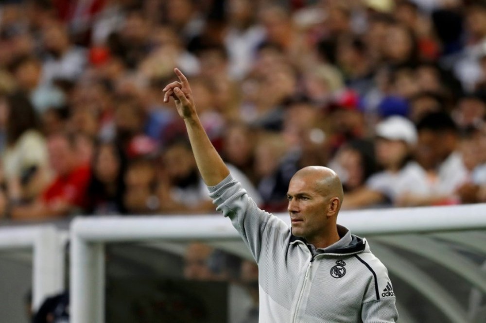 Zidane le dio la enhorabuena a Bale por su gol. AFP