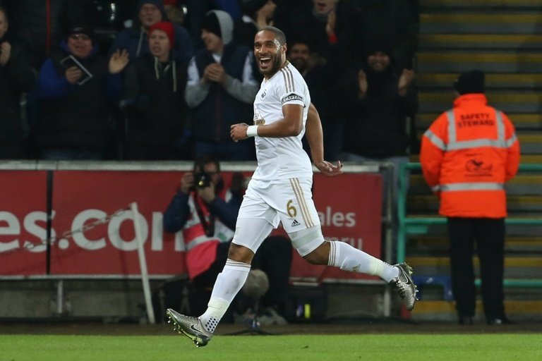 Ashley Williams celebra el gol marcado para el Swansea ante el Watford. AFP
