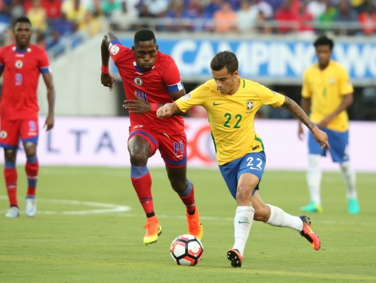 Brazils Philippe Coutinho (R) fights for the ball with Haitis James Marcelin during their Copa America Centenario match in Orlando, Florida, on June 8, 2016