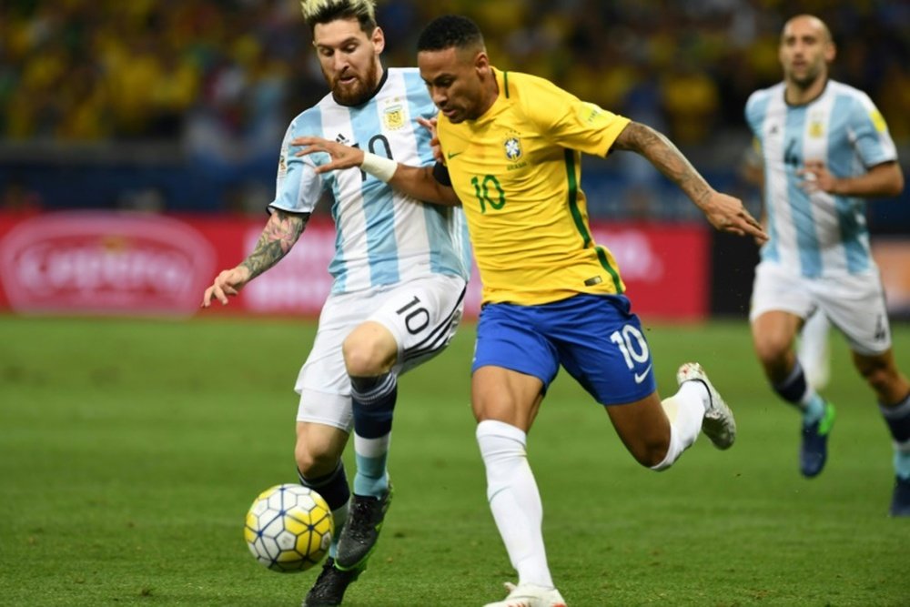 La huella de dos referentes del fútbol sudamericano. AFP