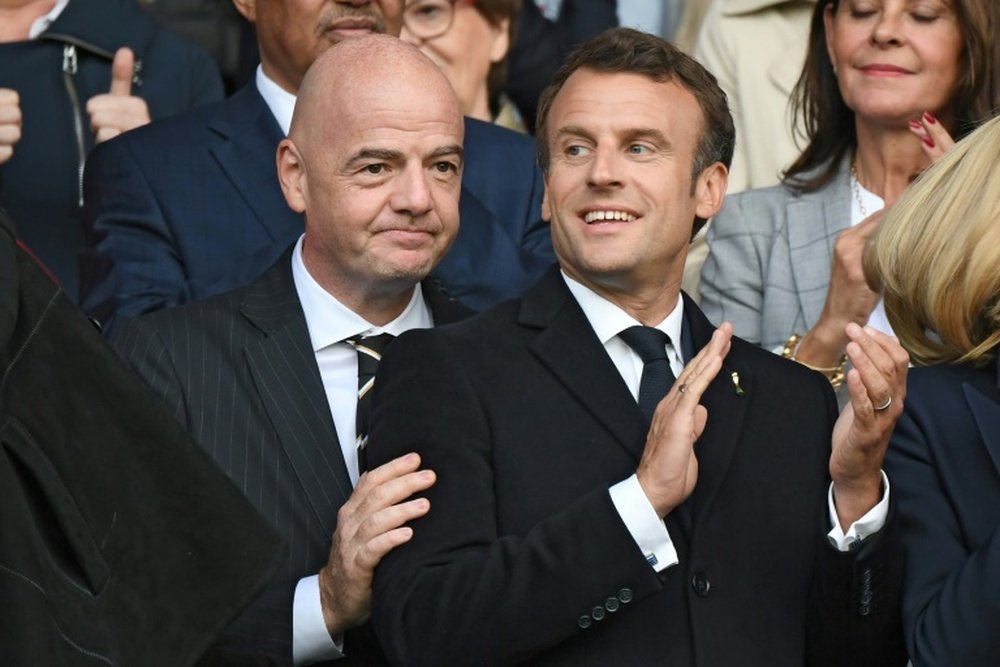 Emmanuel Macron soutient l'UEFA !. afp