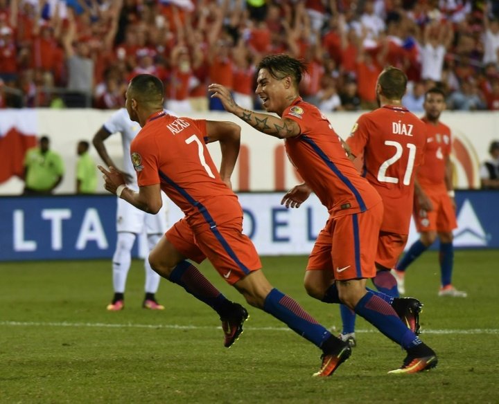 Sanchez double leads Chile into Copa America quarters