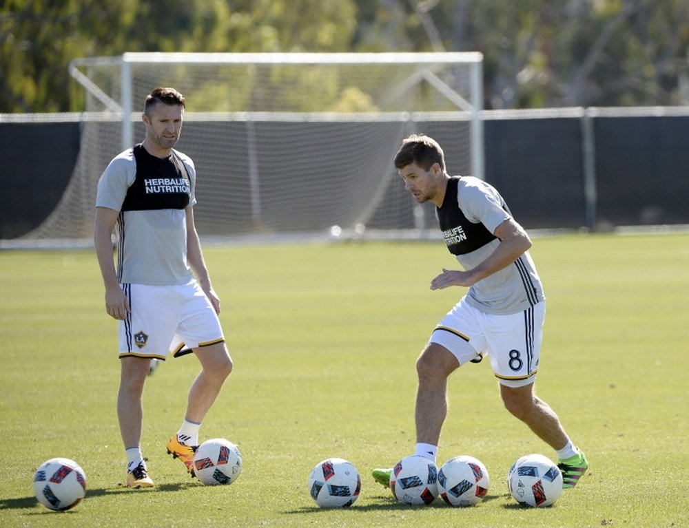Steven Gerrard and Robbie Keane of Los Angeles Galaxy train at the StubHub Center. BeSoccer