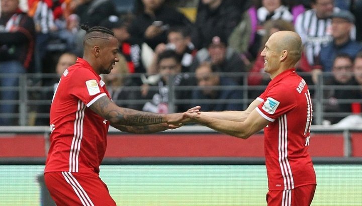Ten-man Frankfurt extend Bayern's winless run