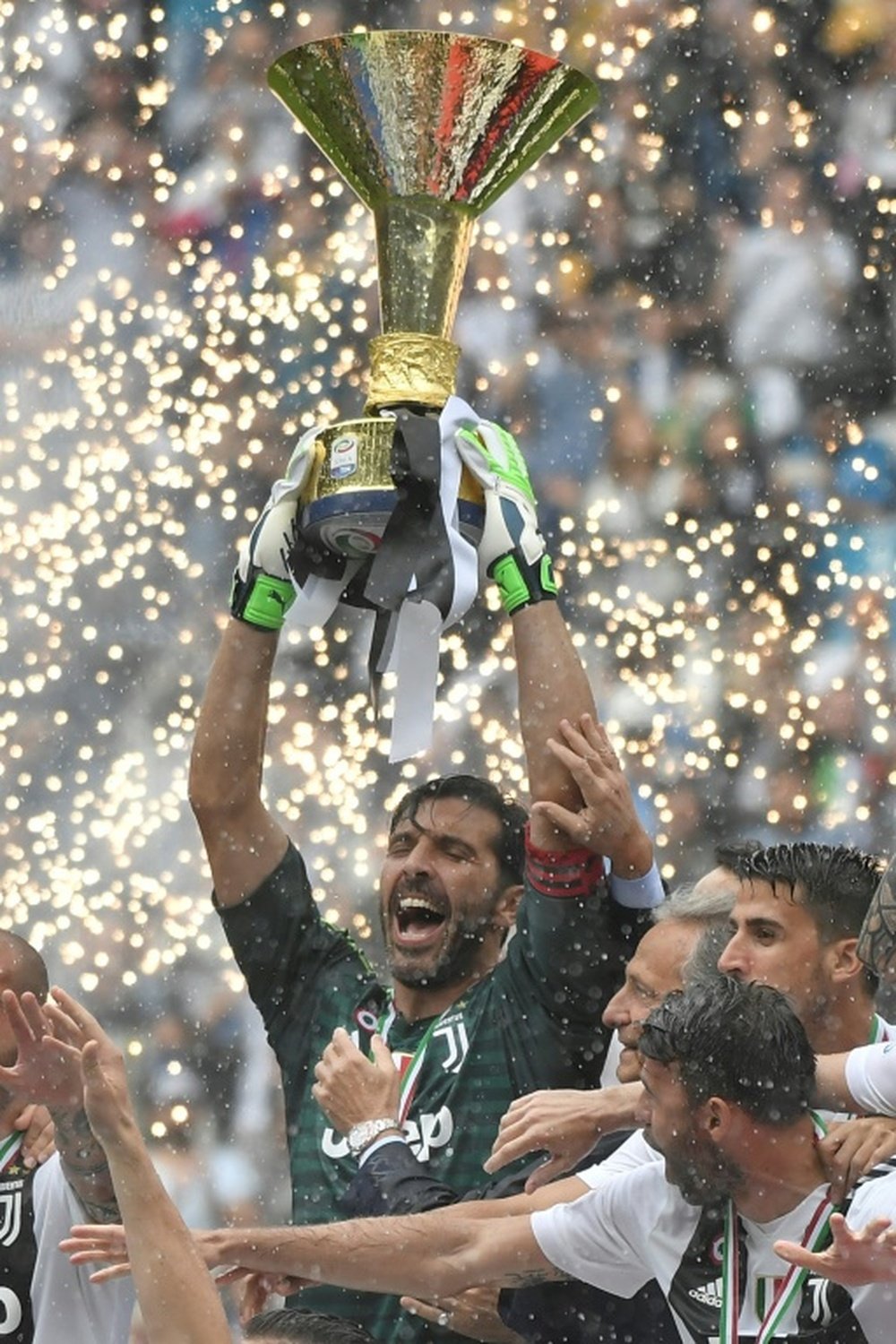 Gianluigi Buffon levanta a Taça de Campeão da Serie a. AFP