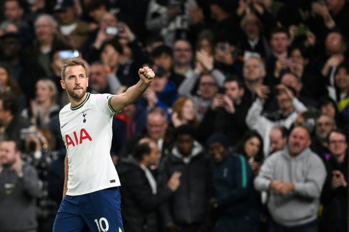 Kane mantiene el 'status quo' y acerca al Tottenham al liderato