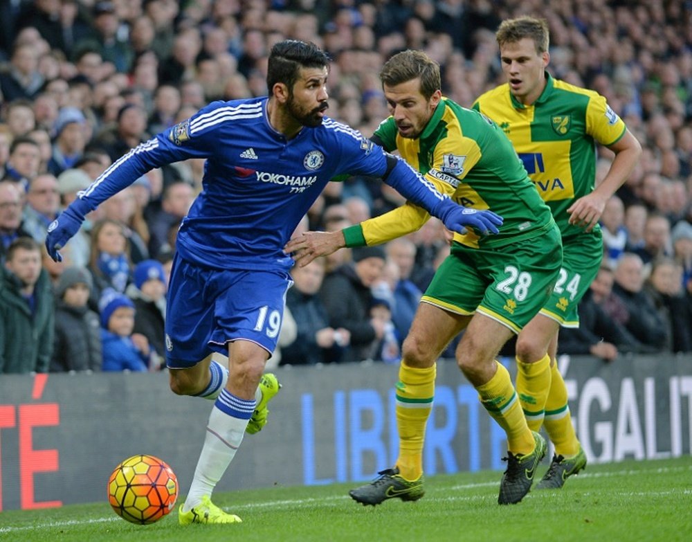 Chelseas striker Diego Costa (L) vies with Norwich Citys midfielder Gary ONeil (2nd R) during the English Premier League football match between Chelsea and Norwich City at Stamford Bridge in London on November 21, 2015