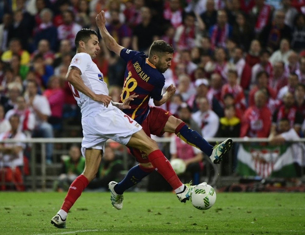 Jordi Alba anota el 1-0 ante el Sevilla en la final de Copa de 2016, en el Vicente Calderón. AFP