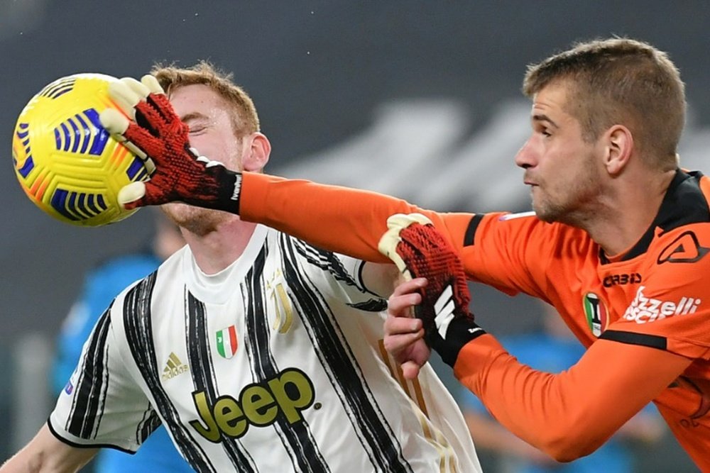 El portero del Spezia da positivo tras jugar contra la juve. AFP