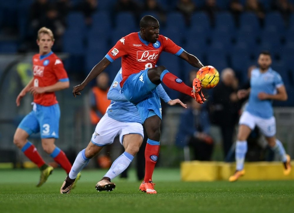 Koulibaly marcó el primer gol, el que inició la remontada del Nápoles. AFP/Archivo